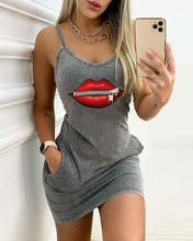 Cargar imagen en el visor de la galería, Sleeveless Letter Print Mini Dress With Pocket
