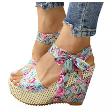 Load image into Gallery viewer, Lace Leisure Platform Sandals
