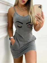 Cargar imagen en el visor de la galería, Sleeveless Letter Print Mini Dress With Pocket
